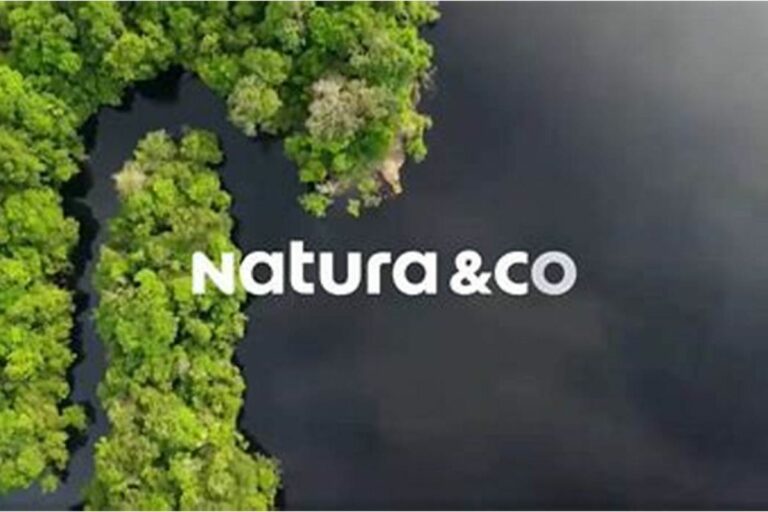 Um relatório de sustentabilidade é um documento elaborado por uma empresa para comunicar seu desempenho e suas iniciativas em aspectos relacionados à sustentabilidade ambiental, social e econômica. No caso da Natura, uma empresa brasileira renomada no setor de cosméticos e produtos de beleza, conhecida por seu compromisso com a sustentabilidade, ou seja, o relatório de sustentabilidade é uma ferramenta essencial para demonstrar sua transparência e responsabilidade corporativa.